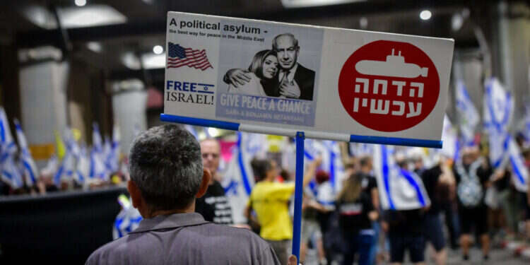 הדמוקרטיה היא "הפיכה". מפגינים בנתב"ג, השבוע. צילום: אבשלום ששוני, פלאש 90