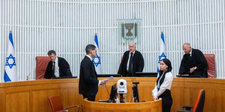 השופט פוגלמן עצר את הדיון ויצא מהאולם. צילום: יונתן זינדל - פלאש 90 השופט פוגלמן עצר את הדיון ויצא מהאולם. צילום: יונתן זינדל - פלאש 90