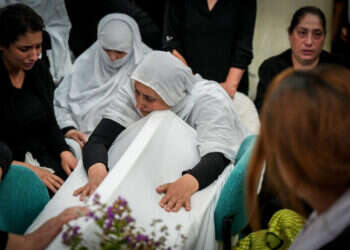 הלוויתם של הילדים שנהרגו מפגיעת טיל במגרש הכדורגל במג'דל שמס. צילום: דוד כהן - פלאש 90