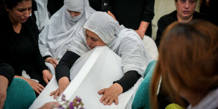 הלוויתם של הילדים שנהרגו מפגיעת טיל במגרש הכדורגל במג'דל שמס. צילום: דוד כהן - פלאש 90 הלוויתם של הילדים שנהרגו מפגיעת טיל במגרש הכדורגל במג'דל שמס. צילום: דוד כהן - פלאש 90