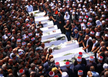 הלוויתם של הילדים שנהרגו מפגיעת טיל במגרש הכדורגל במג'דל שמס. צילום: דוד כהן - פלאש 90