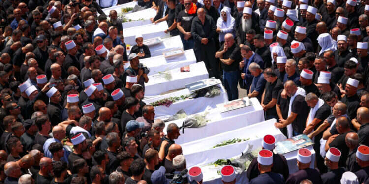 הלוויתם של הילדים שנהרגו מפגיעת טיל במגרש הכדורגל במג'דל שמס. צילום: דוד כהן - פלאש 90