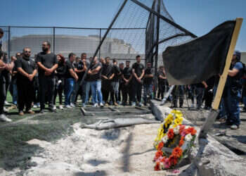 מקום נפילת הרקטה במגרש הכדורגל במג'דל שמס. צילום: מיכאל גלעדי, פלאש 90 "העדה הדרוזית – משפחה": ארגונים יהודיים תרמו מאות אלפי שקלים למג'דל שמס