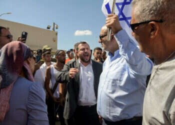 הרצון "לדבר ערבית" הופך להזדהות עם נורמות של בוז לחוקי המלחמה. השר עמיחי אליהו בבסיס שדה תימן. צילום: דודו גרינשפן - פלאש 90