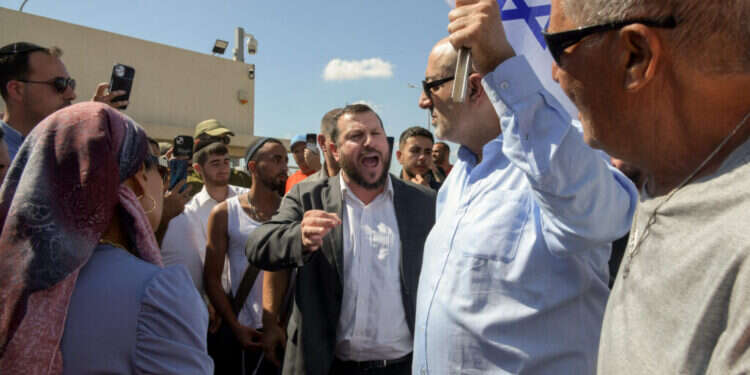 הרצון  הרצון "לדבר ערבית" הופך להזדהות עם נורמות של בוז לחוקי המלחמה. השר עמיחי אליהו בבסיס שדה תימן. צילום: דודו גרינשפן - פלאש 90