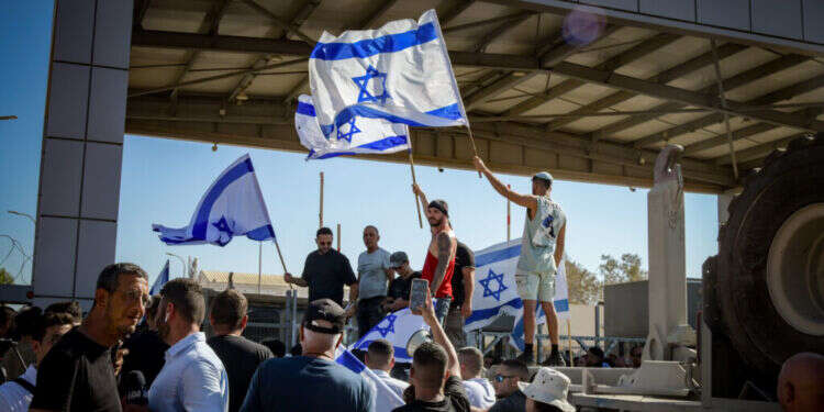 ההפגנות בשדה תימן, לאחר מעצר הלוחמים שהואשמו בהתעללות במחבלי נוח'בה. צילום: דודו גרינספן, פלאש 90 רוצים שקט בשדה תימן? תתחילו באכיפת החוק בקפלן