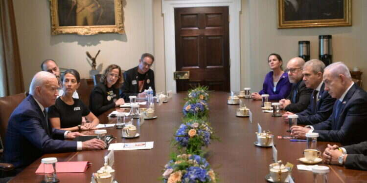 ראש הממשלה בנימין נתניהו ונשיא ארצות-הברית ג׳ו ביידן בפגישה עם משפחות החטופים. צילום: לע"מ