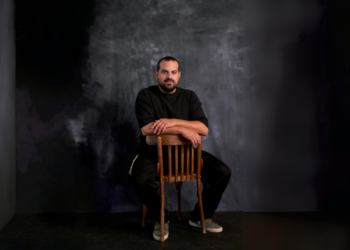 עקיבא תורג'מן. צילום: שילת מזרחי. איפור ושיער: דניאל בר דוד. סטיילינג: עדי רפלד–פודהורצר. ע' צלמת: אוראל קלבו עקיבא תורג'מן. צילום: שילת מזרחי. איפור ושיער: דניאל בר דוד. סטיילינג: עדי רפלד–פודהורצר. ע' צלמת: אוראל קלבו