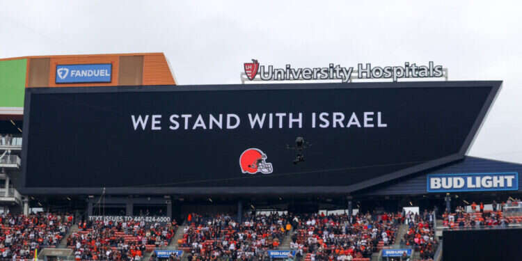 יותר מרבע מהתושבים יהודים. הודעת תמיכה בישראל על לוח התוצאות באצטדיון הפוטבול בקליבלנד. צילום: גטי אימג'ס יותר מרבע מהתושבים יהודים. הודעת תמיכה בישראל על לוח התוצאות באצטדיון הפוטבול בקליבלנד. צילום: גטי אימג'ס