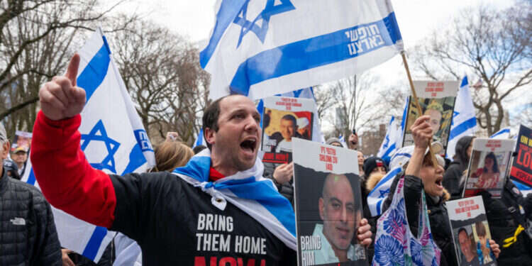 הסיקור המוטה של המלחמה מקשה גם על התומכים בישראל להזדהות איתה. הפגנה למען שחרור החטופים בסנטרל פארק, ניו־יורק. צילום: גטי אימג'ס