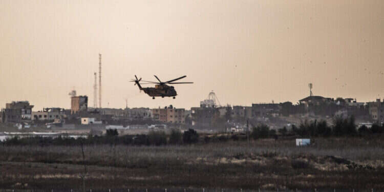 "תהיה מלחמה קשה בלבנון". מסוק קרב מעל עזה. צילום: גטי אימג'ס