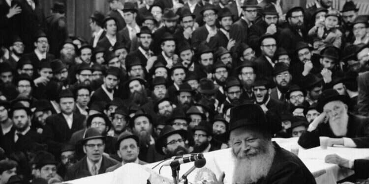 הרב וחסידיו בשנות השבעים.  "להיכנס שם ולערוך שמחת בית השואבה": כשהרבי מלובביץ' דיבר על הר הבית