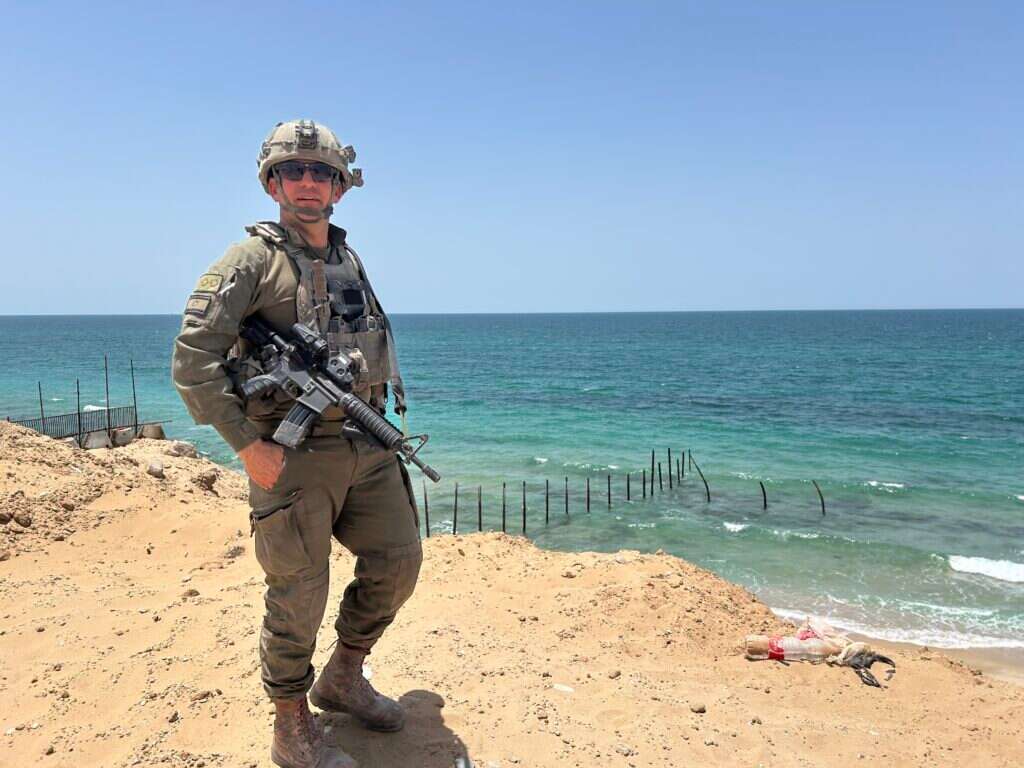 אל"מ יאיר צוקרמן בחוף רפיח. צילום: חגי סגל