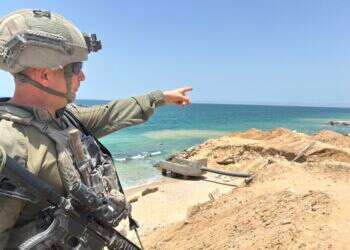 דוקטורט במלחמה. אל"מ יאיר צוקרמן בחוף רפיח. צילום: חגי סגל