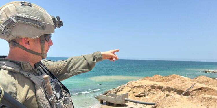 דוקטורט במלחמה. אל דוקטורט במלחמה. אל"מ יאיר צוקרמן בחוף רפיח. צילום: חגי סגל