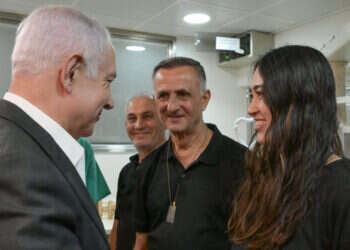 ראש הממשלה בנימין נתניהו נפגש עם נועה ארגמני ואביה בביה״ח שיבא, לאחר החילוץ. צילום: מעיין טואף - לע״מ