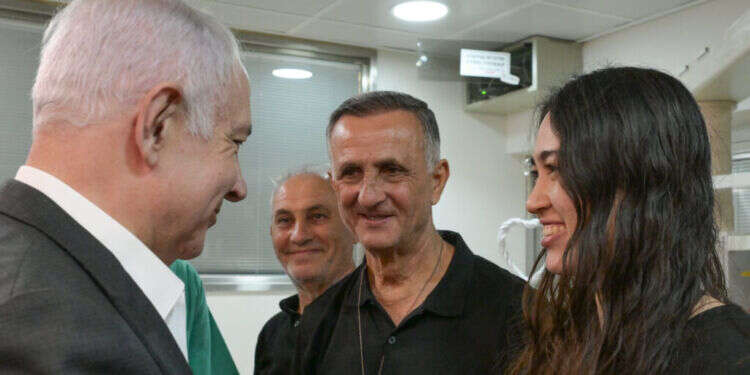 ראש הממשלה בנימין נתניהו נפגש עם נועה ארגמני ואביה בביה״ח שיבא, לאחר החילוץ. צילום: מעיין טואף - לע״מ ראש הממשלה בנימין נתניהו נפגש עם נועה ארגמני ואביה בביה״ח שיבא, לאחר החילוץ. צילום: מעיין טואף - לע״מ