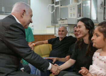 ראש הממשלה בנימין נתניהו נפגש עם נועה ארגמני ואביה בביה״ח שיבא, לאחר החילוץ. צילום: מעיין טואף - לע״מ