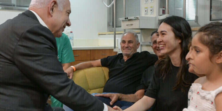 ראש הממשלה בנימין נתניהו נפגש עם נועה ארגמני ואביה בביה״ח שיבא, לאחר החילוץ. צילום: מעיין טואף - לע״מ
 ראש הממשלה בנימין נתניהו נפגש עם נועה ארגמני ואביה בביה״ח שיבא, לאחר החילוץ. צילום: מעיין טואף - לע״מ