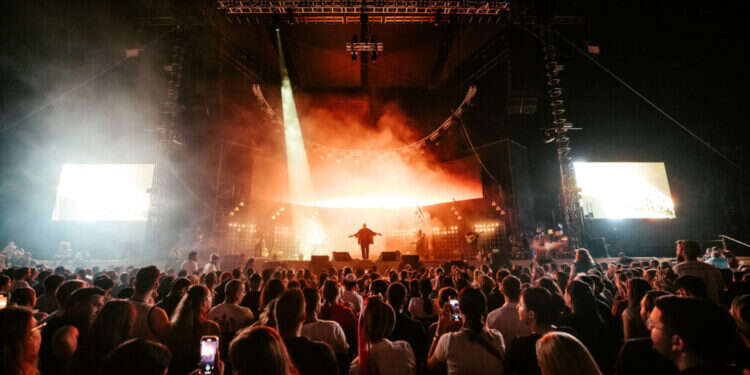 ההופעה בקיסריה של עקיבא תורג'מן. צילום: נאו מדיה להתאחד לב אל לב. ההופעה בקיסריה. צילום: נאו מדיה