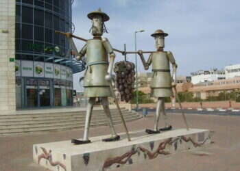 גשר מתוח בין ההווה לעתיד. "פסל המרגלים" בפתח־תקווה. צילום: ד"ר אבישי טייכר