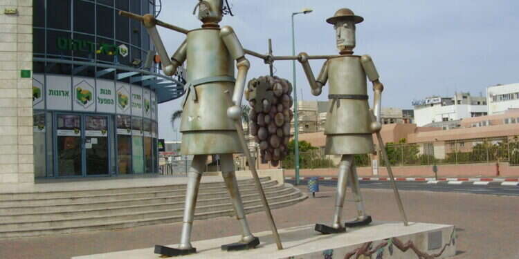 גשר מתוח בין ההווה לעתיד.  גשר מתוח בין ההווה לעתיד. "פסל המרגלים" בפתח־תקווה. צילום: ד"ר אבישי טייכר