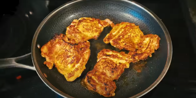 מחבת. צילום מסך מיוטיוב מאות מקרים בשנה: שימוש לא נכון במחבתות טפלון עלול לגרום להרעלה