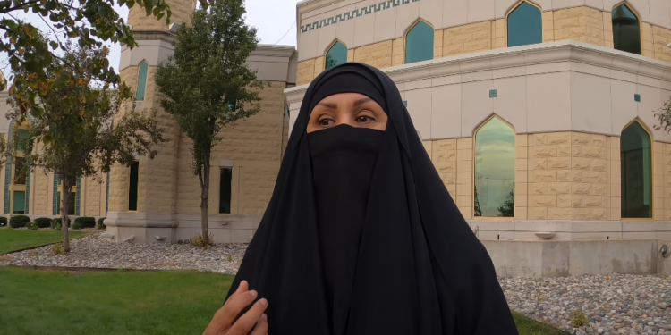 אישה מוסלמית, אילוסטרציה. צילום מסך מיוטיוב ביהמ"ש: כיצד ייתכן שבית הדין השרעי אישר נישואין לשתי נשים?