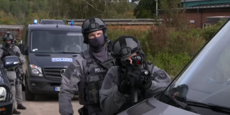 "תכנים אנטישמיים, ותיאוריות קונספירציה": מגזין הימין הקיצוני הגרמני – נסגר