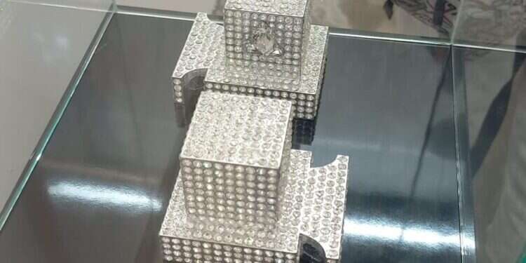 תפילין בהדפסת תלת ממד מצופות אבני סברובסקי של האמן דידי כליפה. צילום: גליה היפש חפצים שרופים מהנובה ותפילין כתכשיט: יריד האמנות צבע טרי נפתח