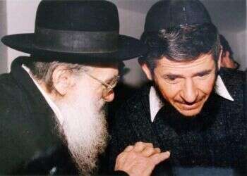 הרב שילת בצעירותו עם הרב גדליה נדל. באדיבות המצולם