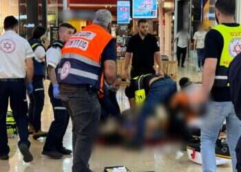 זירת הפיגוע בכרמיאל, היום. צילום: דוברות מד הפיגוע בכרמיאל: הנרצח הספיק לנטרל את המחבל – ונפל