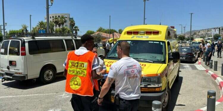 אמבולנס מחוץ לקניון בכרמיאל, ארכיון. צילום: דוברות מד הפיגוע בכרמיאל: הנרצח הספיק לנטרל את המחבל – ונפל