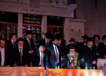 טקס סיום כהונתם של הרבנים הראשיים לישראל ביום ראשון בירושלים. בשורה התחתונה מימין: הרבנים הראשיים דוד לאו ויצחק יוסף. צילום: אריאל אוחנה