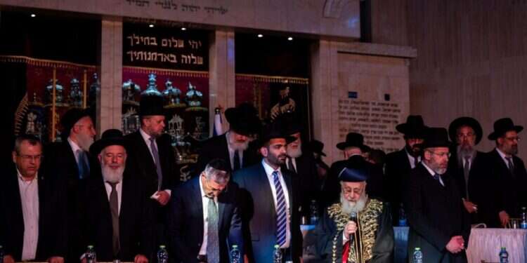 טקס סיום כהונתם של הרבנים הראשיים לישראל ביום ראשון בירושלים. בשורה התחתונה מימין: הרבנים הראשיים דוד לאו ויצחק יוסף. צילום: אריאל אוחנה טקס סיום כהונתם של הרבנים הראשיים לישראל ביום ראשון בירושלים. בשורה התחתונה מימין: הרבנים הראשיים דוד לאו ויצחק יוסף. צילום: אריאל אוחנה