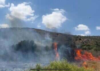 שרפה בגליל התחתון כתוצאה מירי חיזבאללה. צילום: דוברות כבאות והצלה המלחמה בצפון: פצוע מרסיסים ליד טבריה, מטח נוסף להר מירון