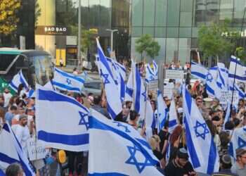 מפגינים מול פרקליטות מחוז תל אביב, הערב עשרות מפגינים בת"א: "חינכנו את הילדים שלנו להגן על עם ישראל"