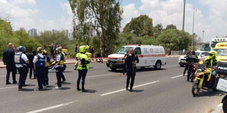 זירת הפיגוע בצומת ניר צבי. צילום: תיעוד מבצעי מד שני פצועים קשה בפיגוע ירי ודריסה בשפלה