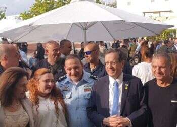 הנשיא הרצוג נפרד מהמפכ"ל: "שימו את המשטרה מחוץ לפוליטיקה"