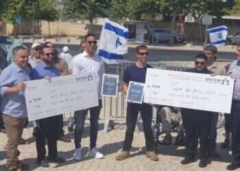 מול בית המשפט העליון: פעילי ימין העניקו צל"ש אזרחי ללוחמים שנחקרו