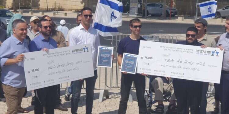 הענקת צל מול בית המשפט העליון: פעילי ימין העניקו צל"ש אזרחי ללוחמים שנחקרו