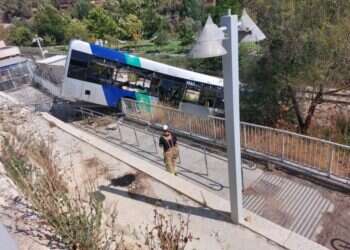 ירושלים: אוטובוס הידרדר לתוך מסילת הרכבת
