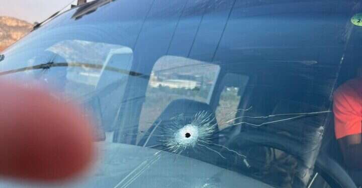 מקום פגיעת הקליע ברכב בפיגוע הבוקר בבנימין. צילום: מד