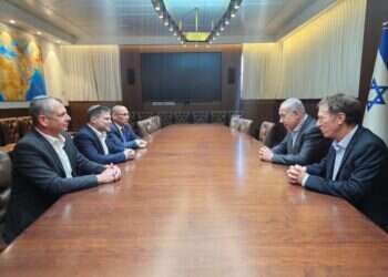 דיון על תקציב המדינה. מימין: אבי שמחון, בנימין נתניהו, אמיר ירון, בצלאל סמוטריץ' ושלומי הייזלר. צילום: דוברות ראש הממשלה