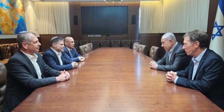 דיון על תקציב המדינה. מימין: אבי שמחון, בנימין נתניהו, אמיר ירון, בצלאל סמוטריץ' ושלומי הייזלר. צילום: דוברות ראש הממשלה דיון על תקציב המדינה. מימין: אבי שמחון, בנימין נתניהו, אמיר ירון, בצלאל סמוטריץ' ושלומי הייזלר. צילום: דוברות ראש הממשלה