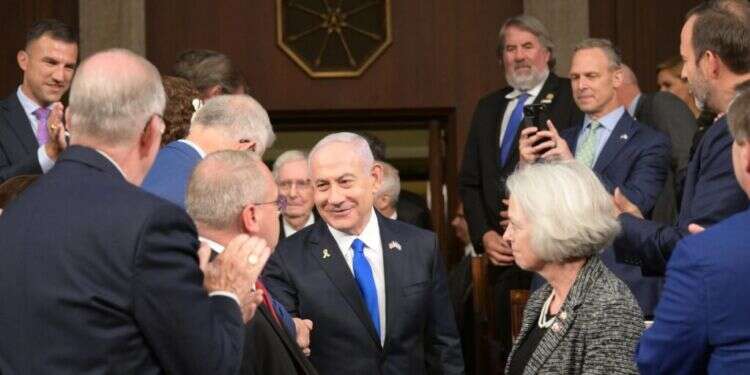 נתניהו בקונגרס האמריקני לאחר נאומו, אמש. צילום: עמוס בן גרשום, לע נאום נתניהו בקונגרס הוא הנמשל של "תירס חם"