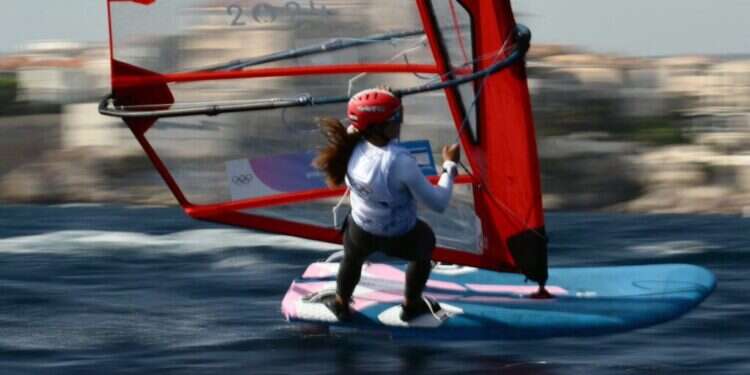 שרון קנטור. צילום: AFP שרון קנטור גלישת רוח אולימפיאדת פריז. צילום: AFP