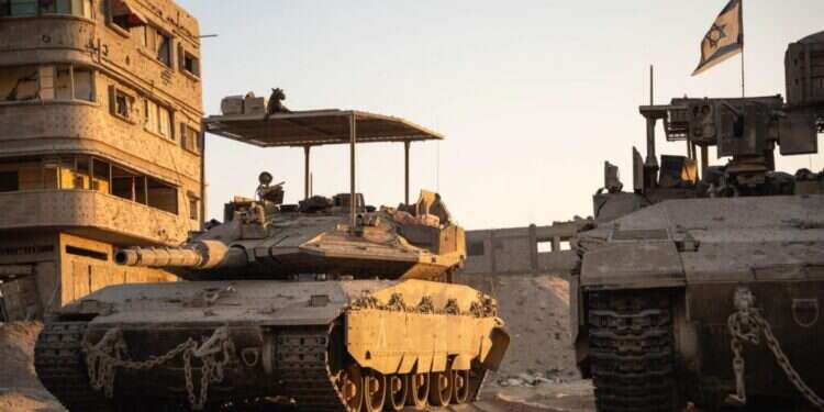 כוחות שריון בעזה. צילום: דובר צה הורי חיילים ליועמ"שית: הארכת השירות ללא גיוס חרדים – פגיעה בלתי מידתית