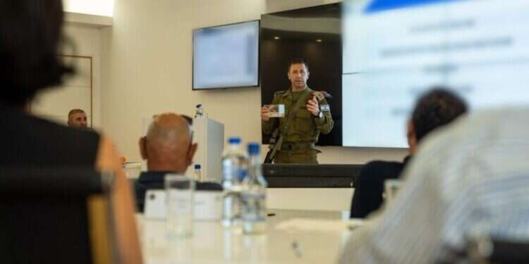 אלוף פיקוד המרכז אבי בלוט בשיחה עם ראשי הרשויות ביו אלוף פיקוד מרכז: "הקשר בין ההתיישבות למפקדי החטיבות – קריטי וחשוב"