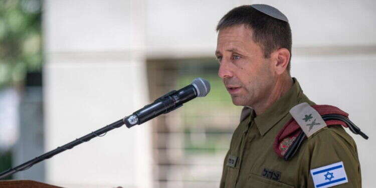 אלוף אבי בלוט בנאומו בטקס קבלת הדרגות, בחודש שעבר. צילום: דובר צה "מבין את האיומים ביהודה ושומרון": אלוף אבי בלוט נכנס לפיקוד המרכז